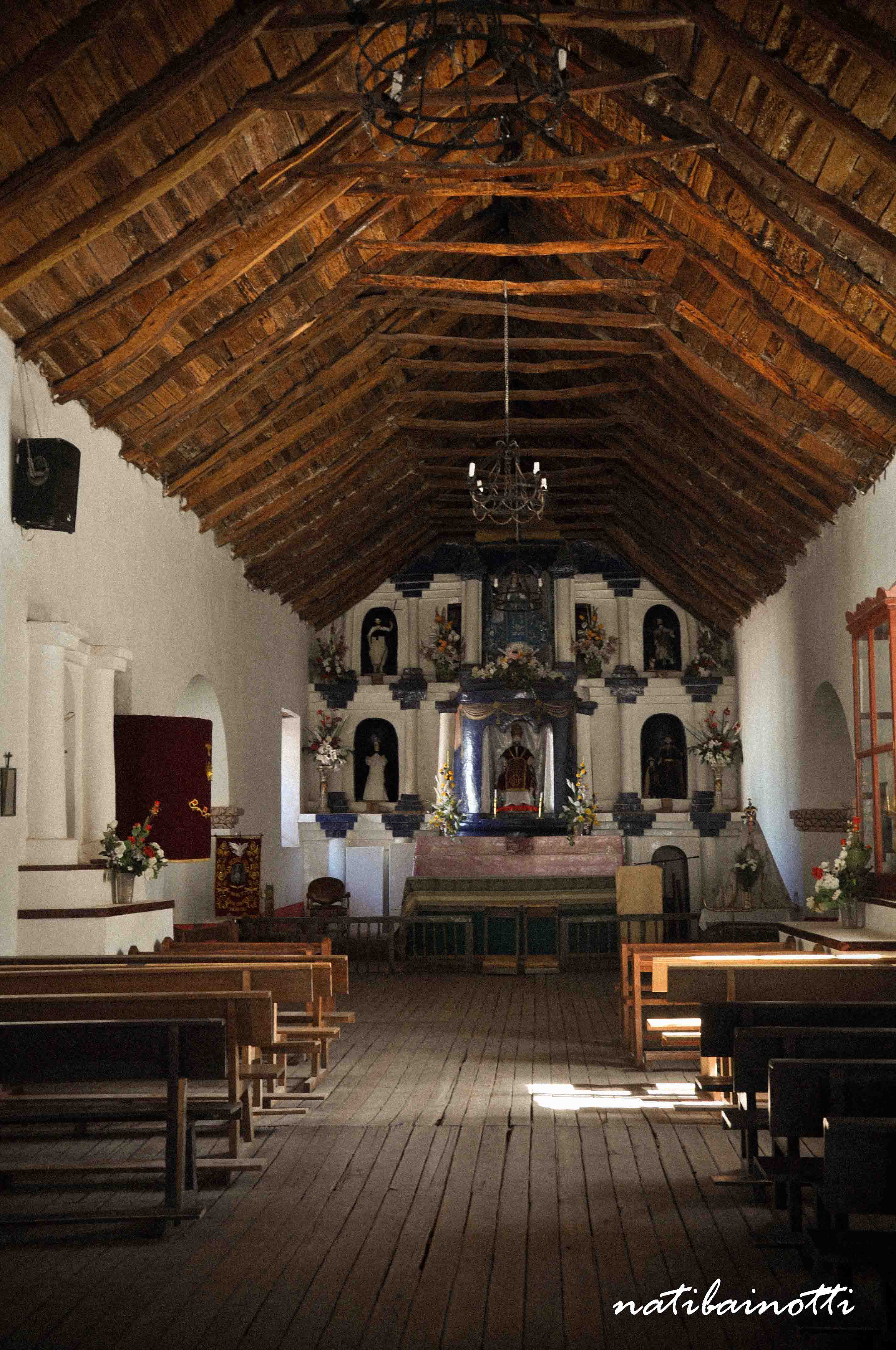 La iglesia por dentro, con su techo de cactus.