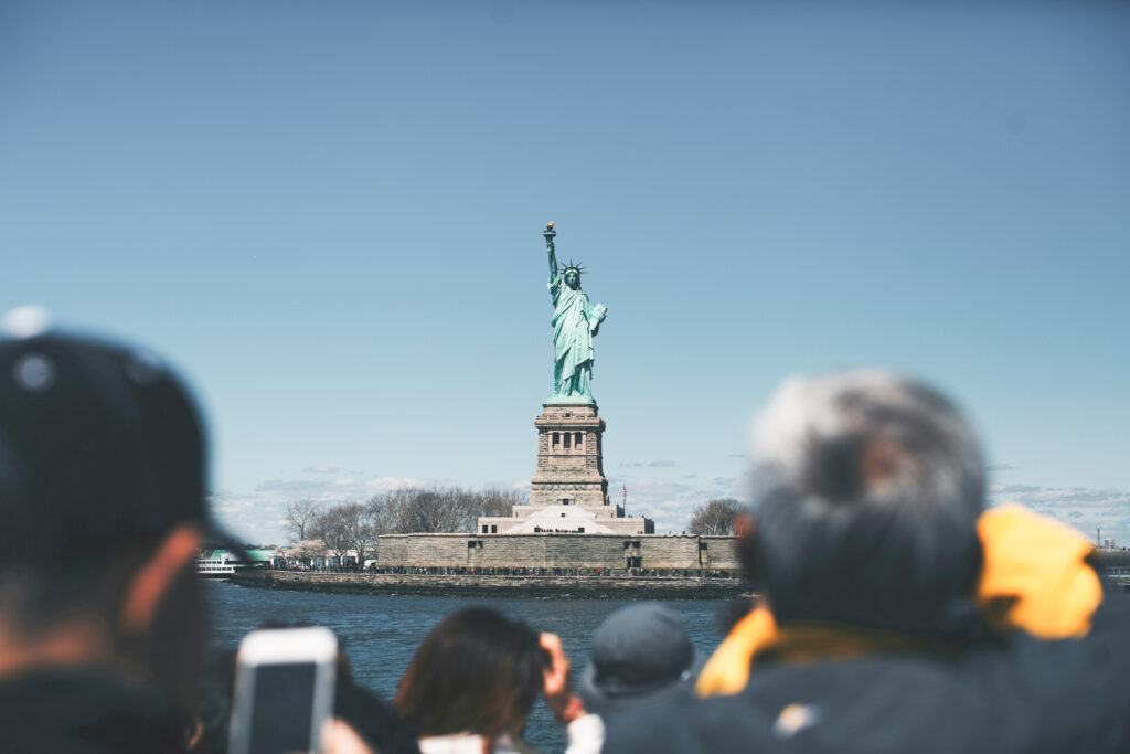 gente observando estatua de la libertad